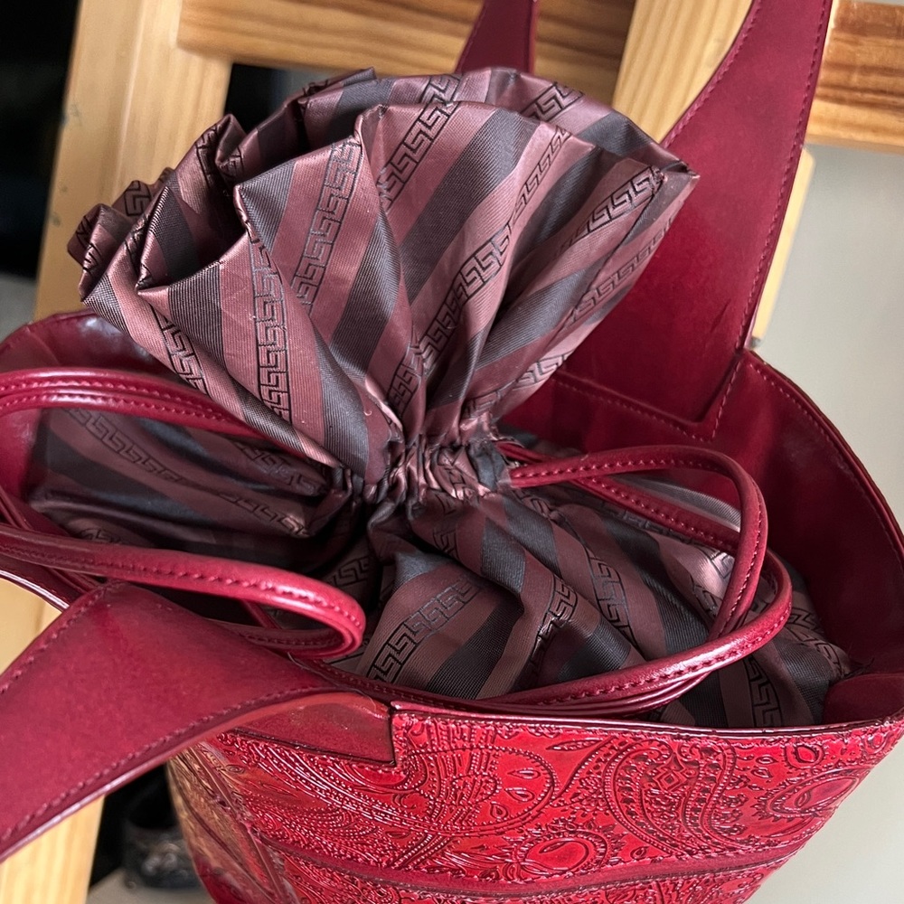Chic Red Embossed Shoulder Bag - Picture 6 of 11